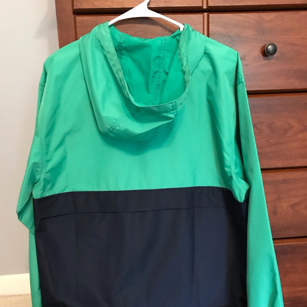Woman’s water resistant pull-over. Never worn, excellent condition!